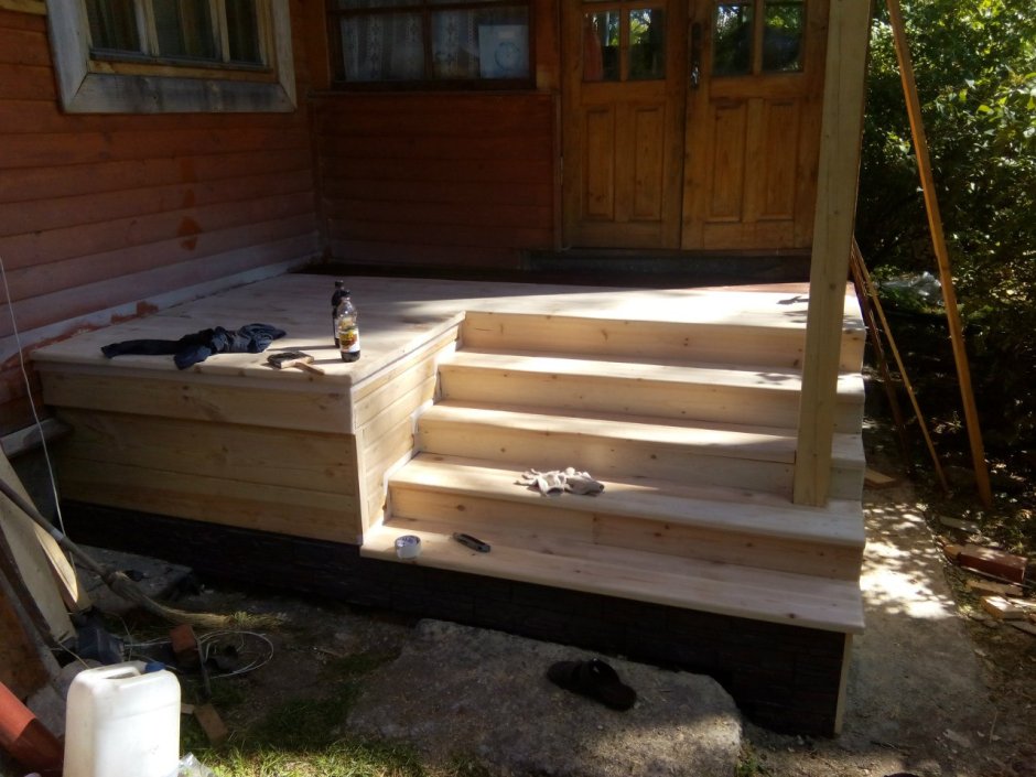 Деревянная лестница на крыльцо