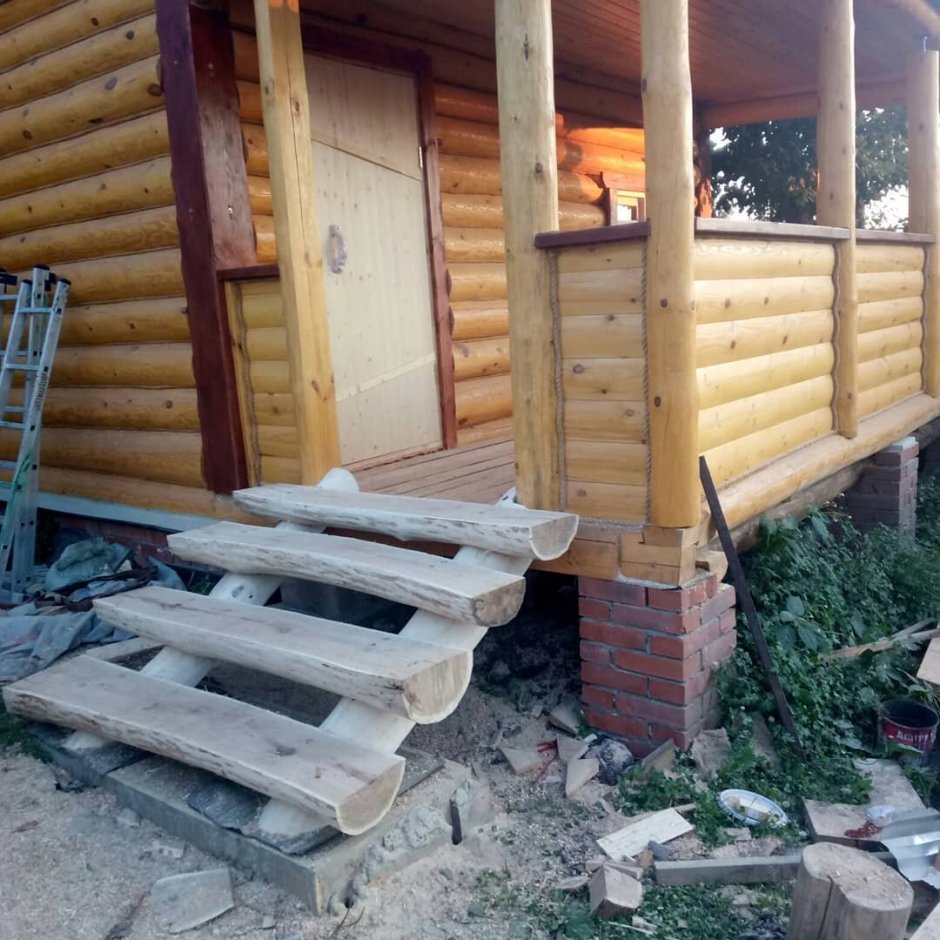 Деревянная лестница на крыльцо