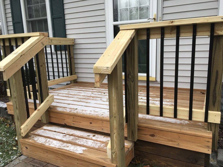 Деревянные перила для крыльца