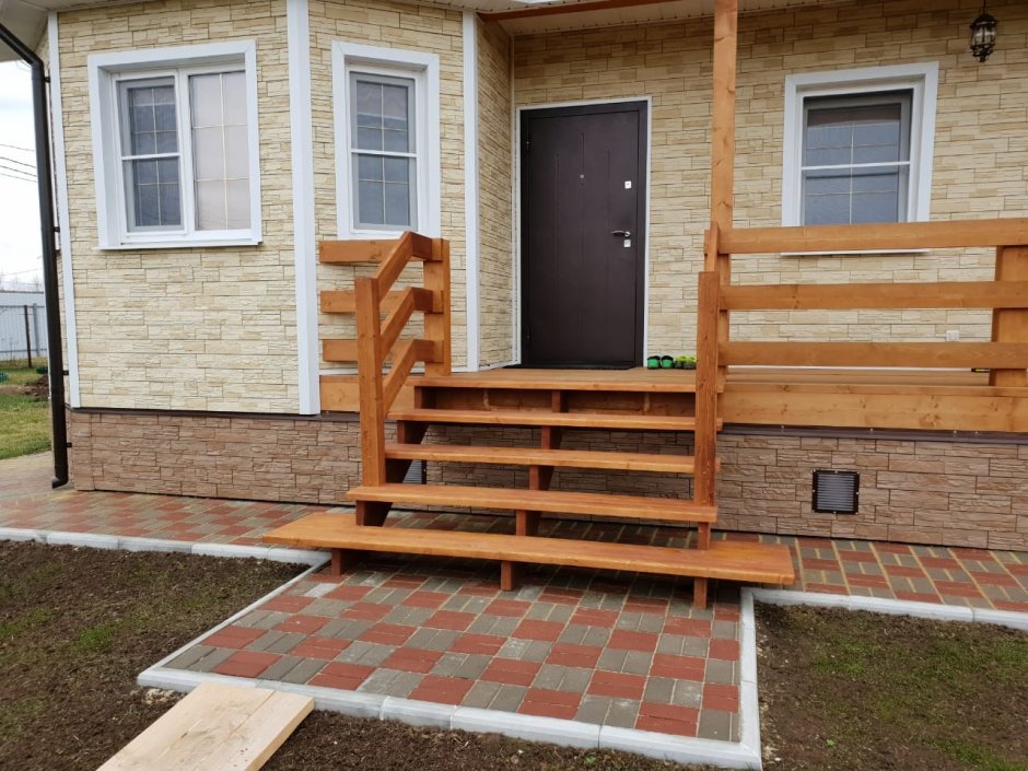 Деревянная лестница на веранду