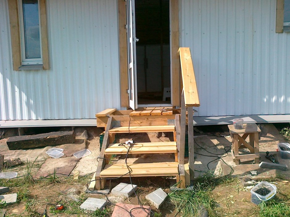 Крыльцо с перилами из дерева для дачи