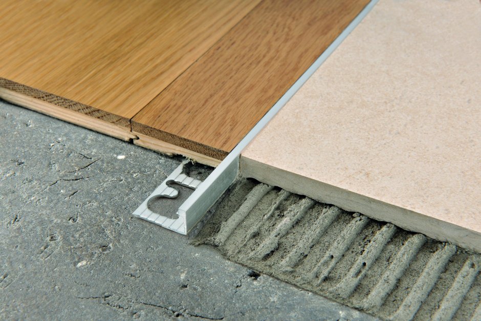 Противоскользящий самоклеящийся профиль для ступеней PROEND ins