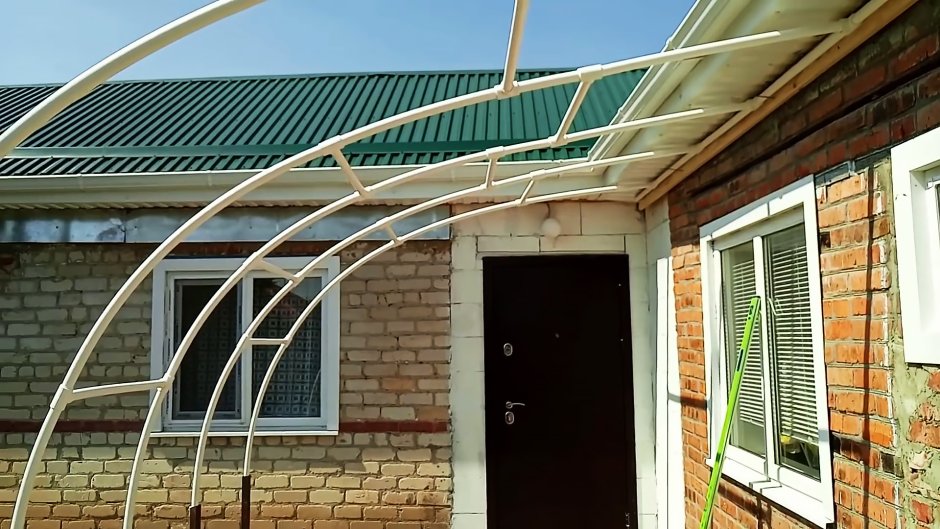 Навес из канализационных пластиковых труб