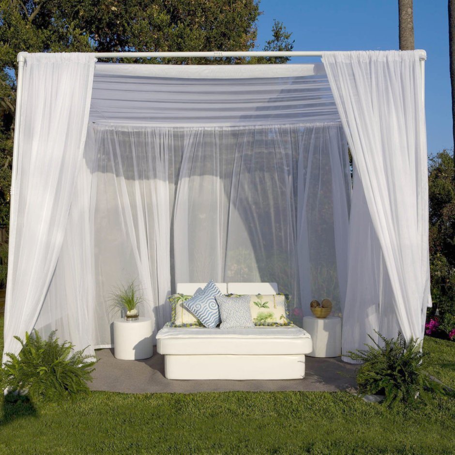 Беседка с белыми шторами