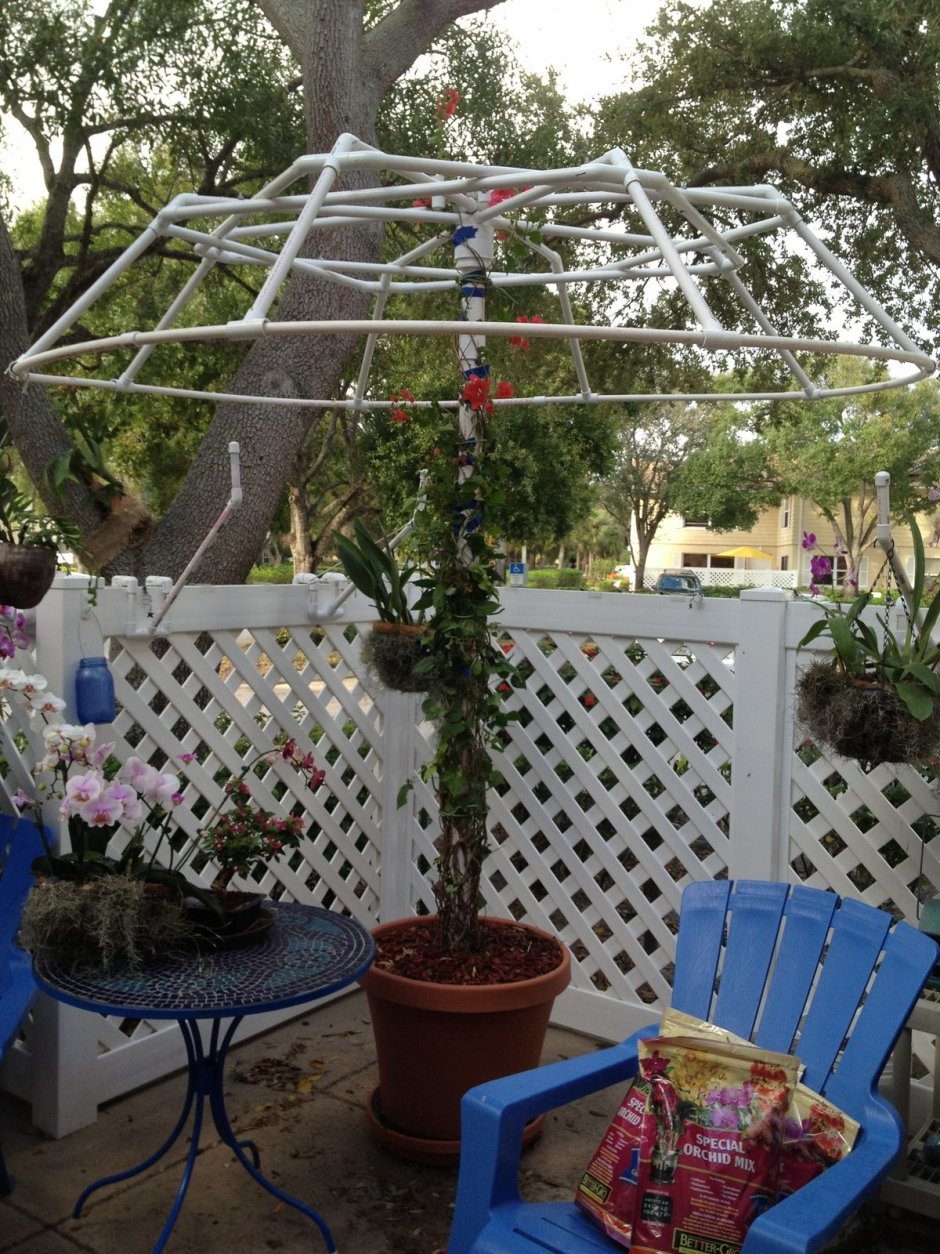 Декор из пластиковых труб для сада