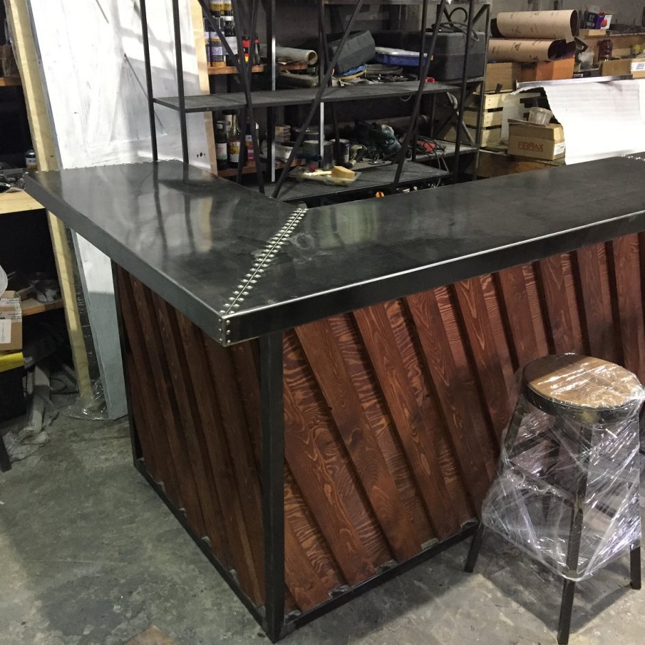 Полка над барной стойкой