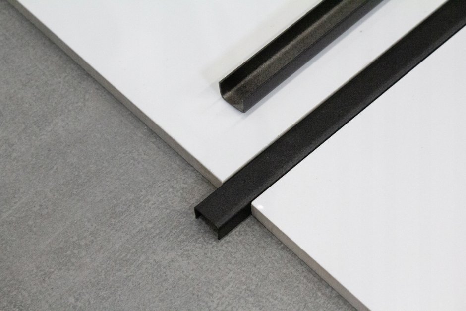 Профиль разделительный черный 20мм