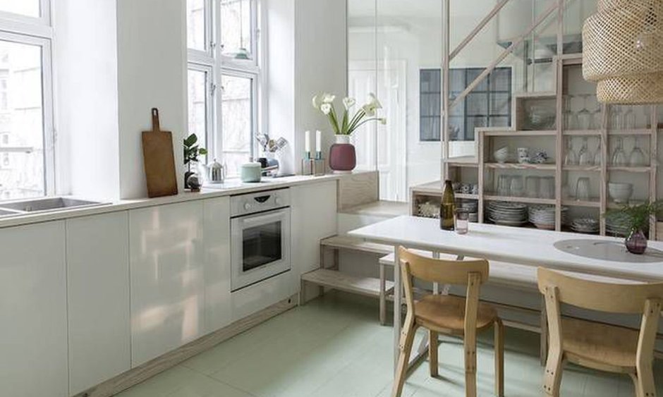 Кухни без навесных шкафов в интерьере в загородном доме