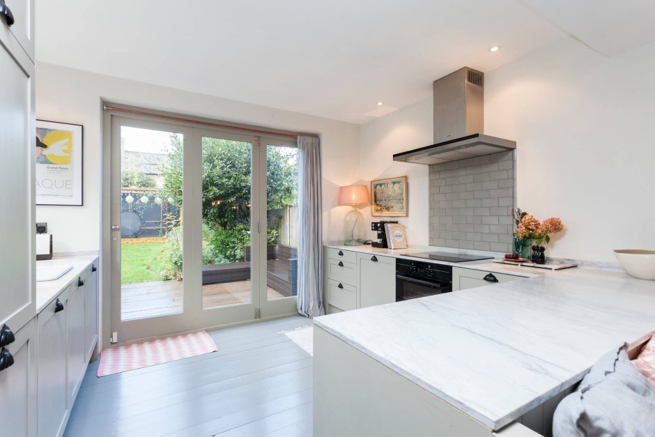 Кухня с окном без верхних навесных шкафов