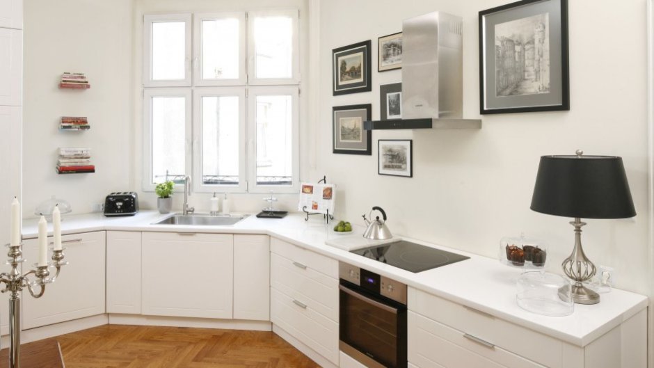 Угловая кухня с мойкой у окна