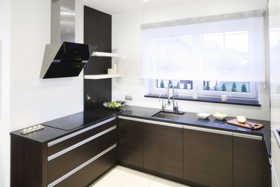 Кухня в скандинавском стиле с окном