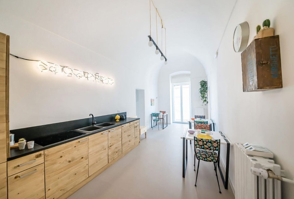 Кухня с окном без верхних навесных шкафов