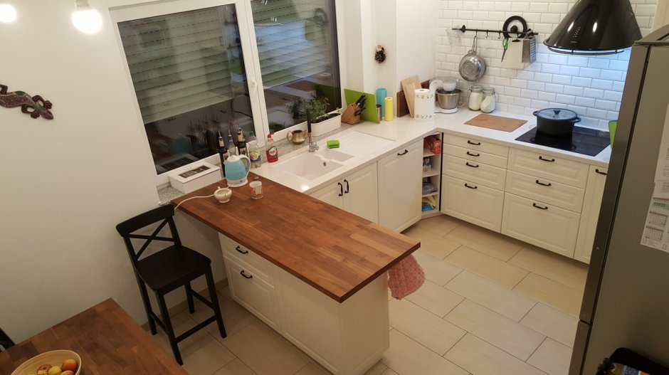 Кухонный гарнитур у окна с батареей