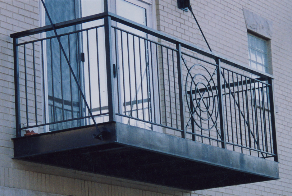 Металлический балкон