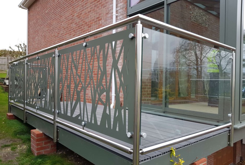 Ограждение балкона из металла