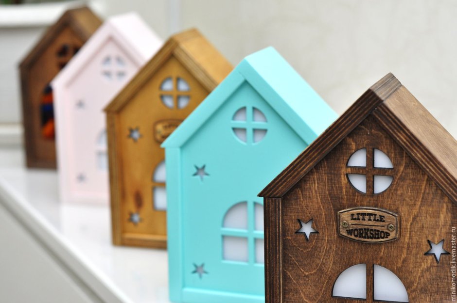 Светильник в виде деревянного домика