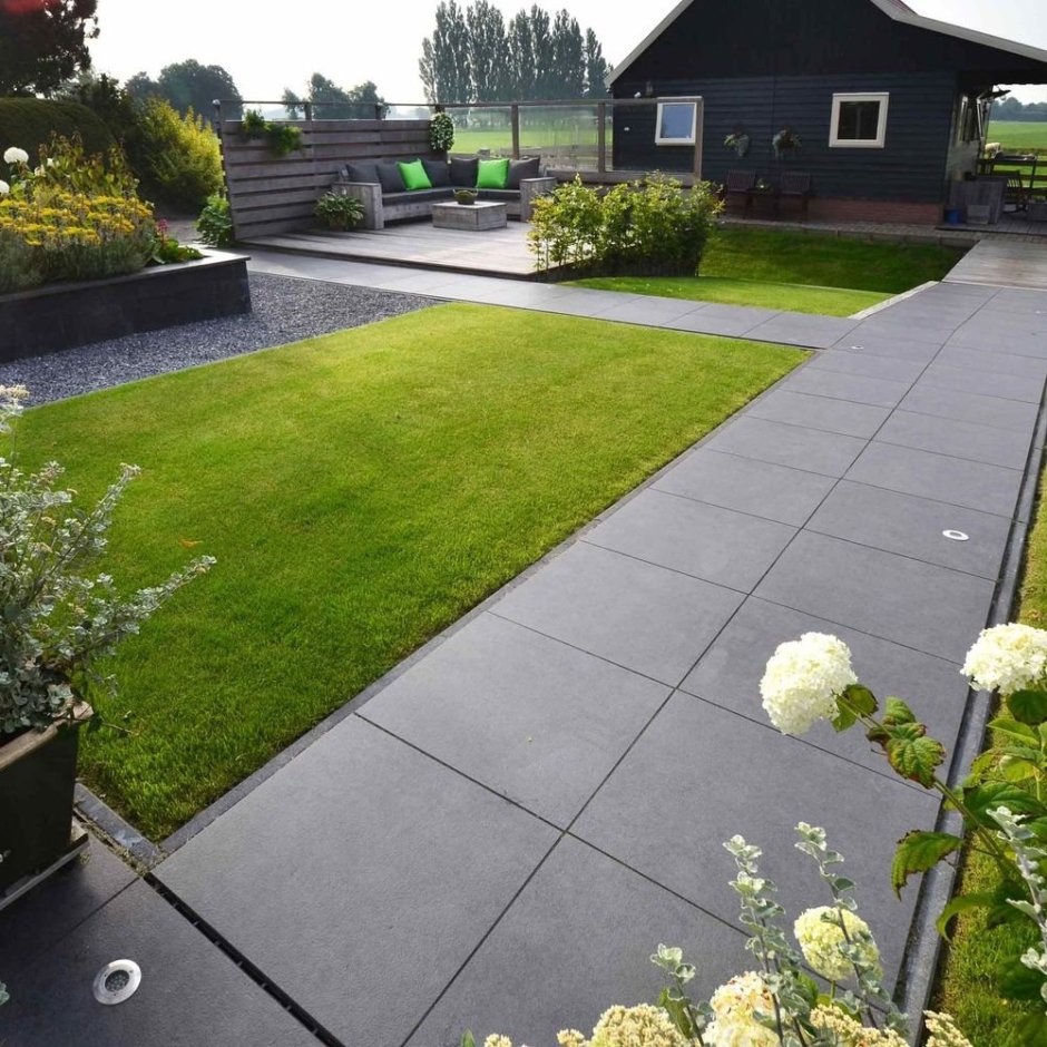 Газон во дворе