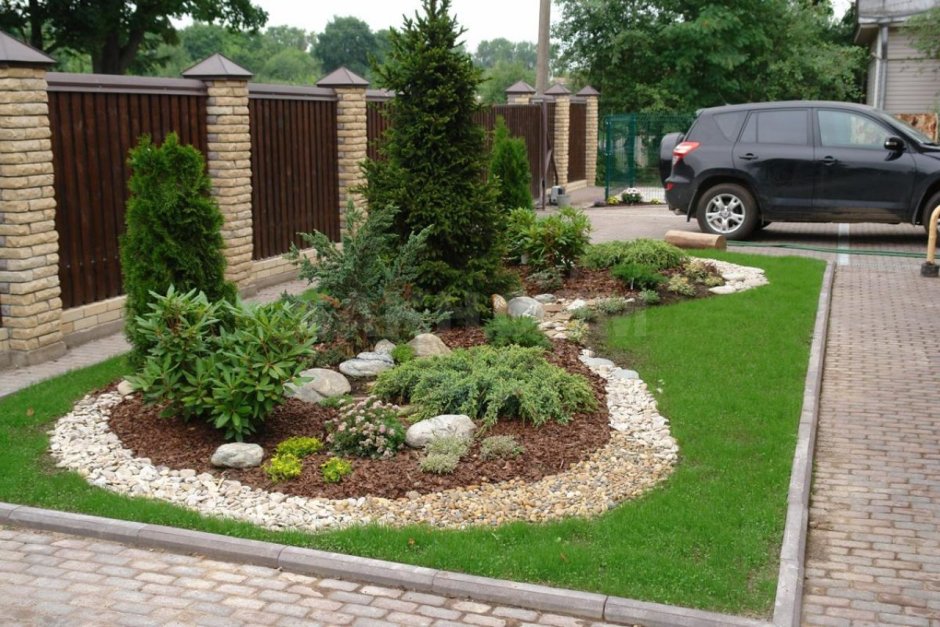 Газон перед домом