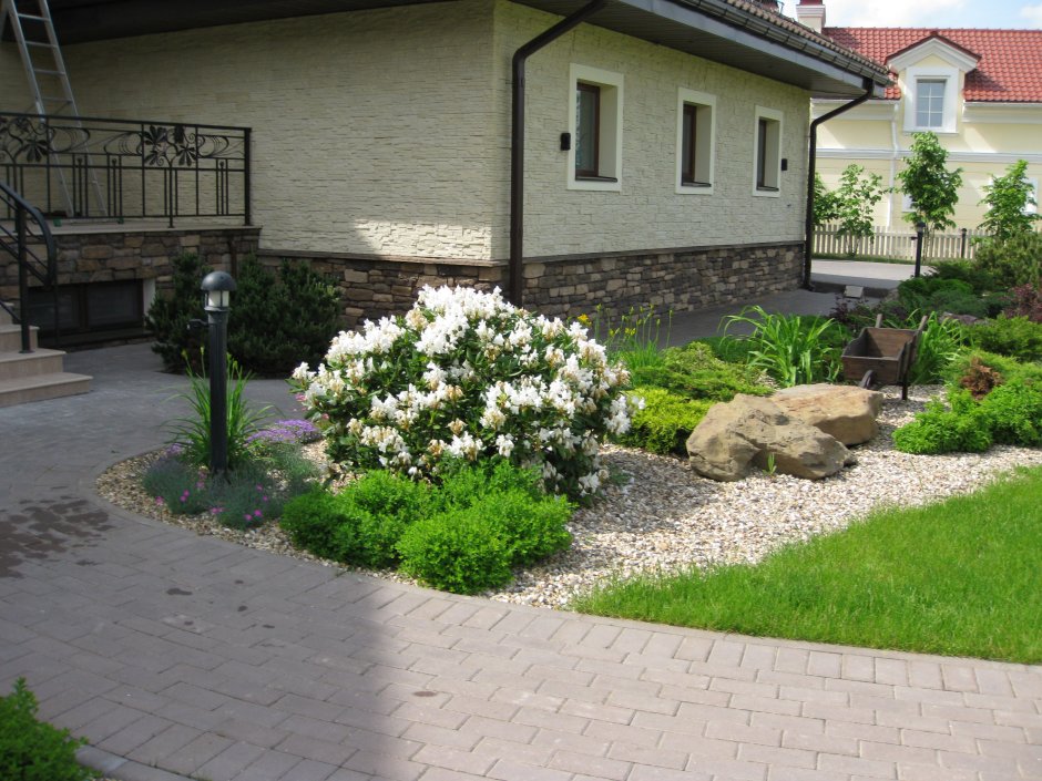 Рабатка вдоль террасы