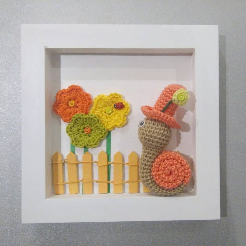 Панно с вязаной игрушкой