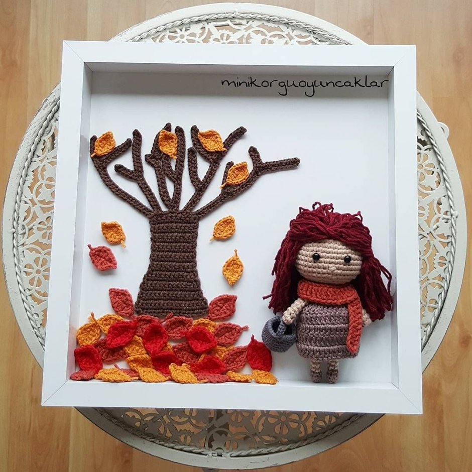 Панно с вязаной игрушкой