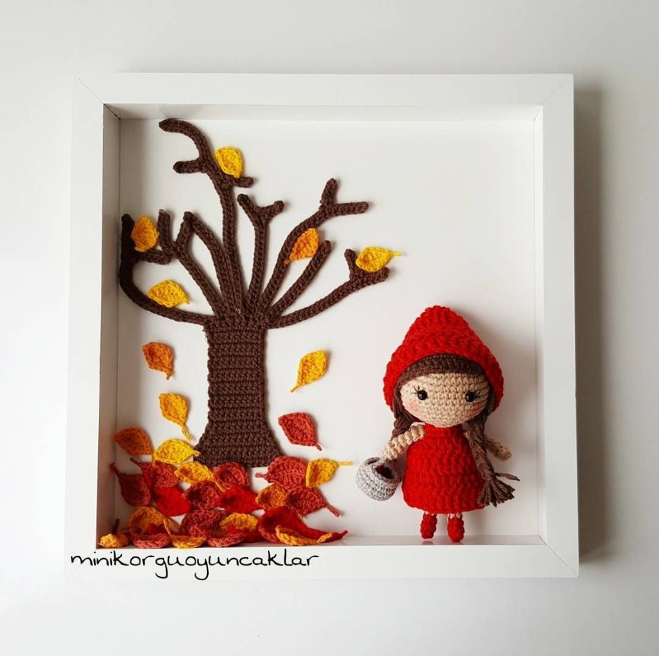 Панно с вязаной игрушкой