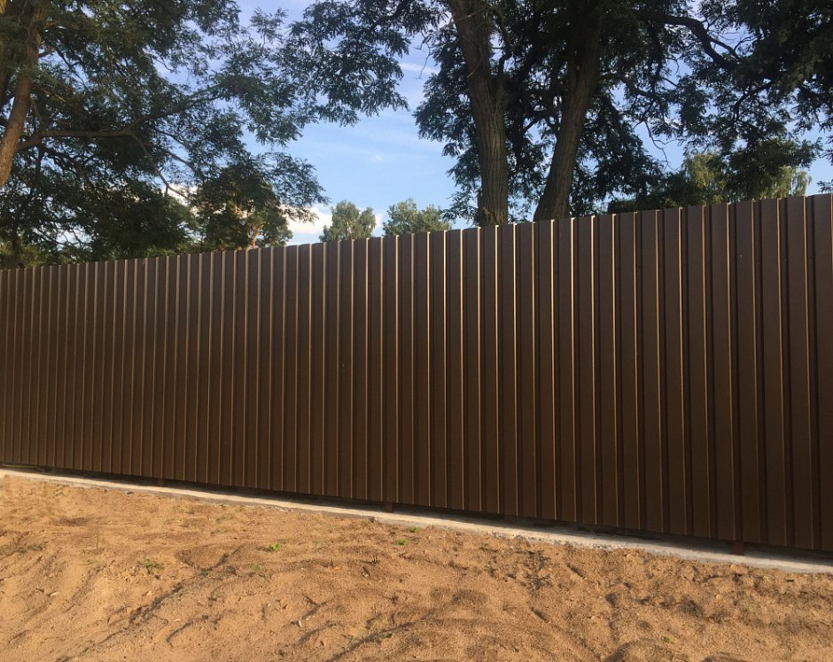 Забор из профлиста коричневый