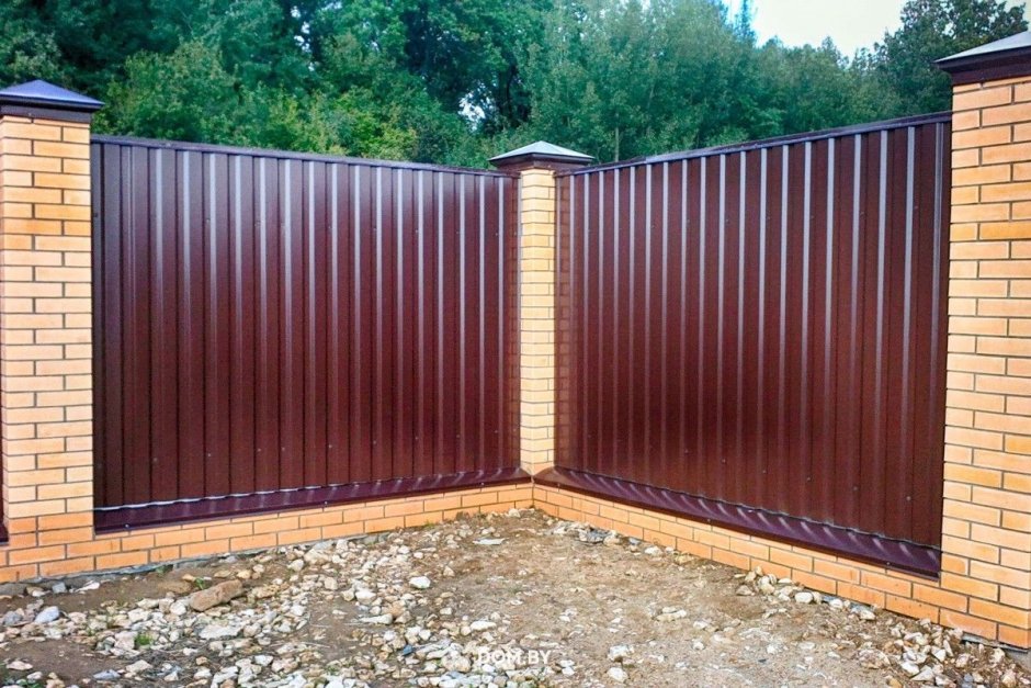 Забор из металлопрофиля RAL 8019