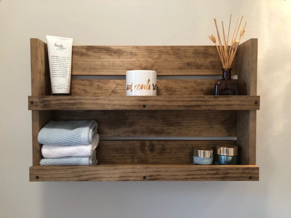 Полка из деревянных ящиков