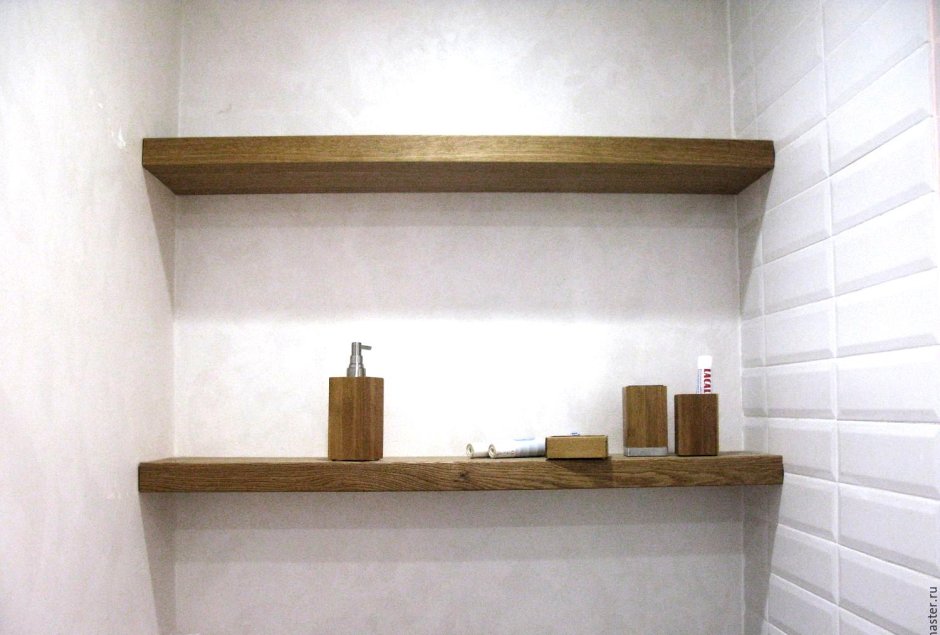 Деревянные полки в ванной