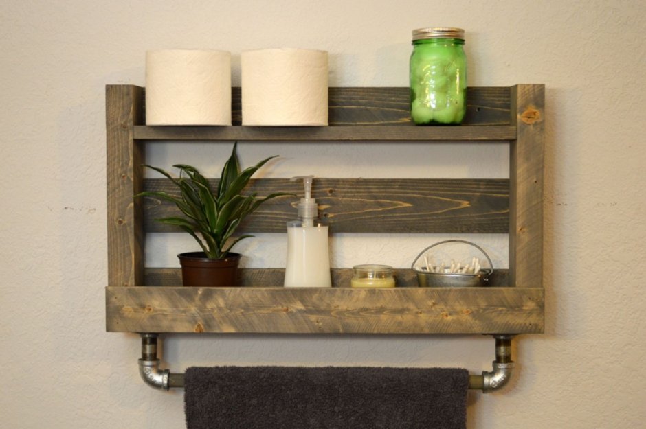 Деревянная полка для полотенец в баню