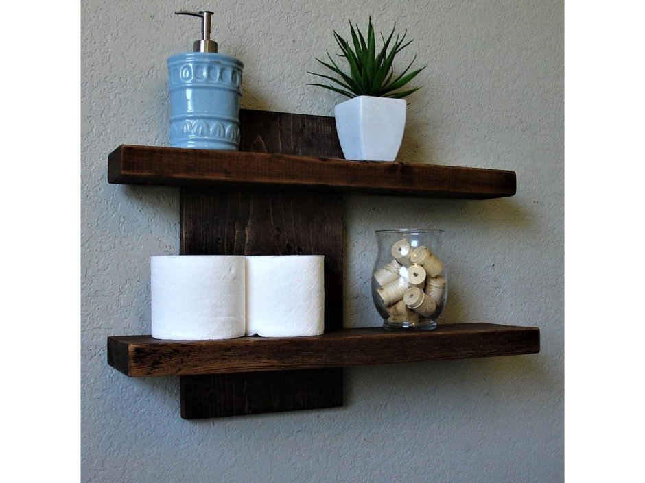 Деревянные полки в ванной