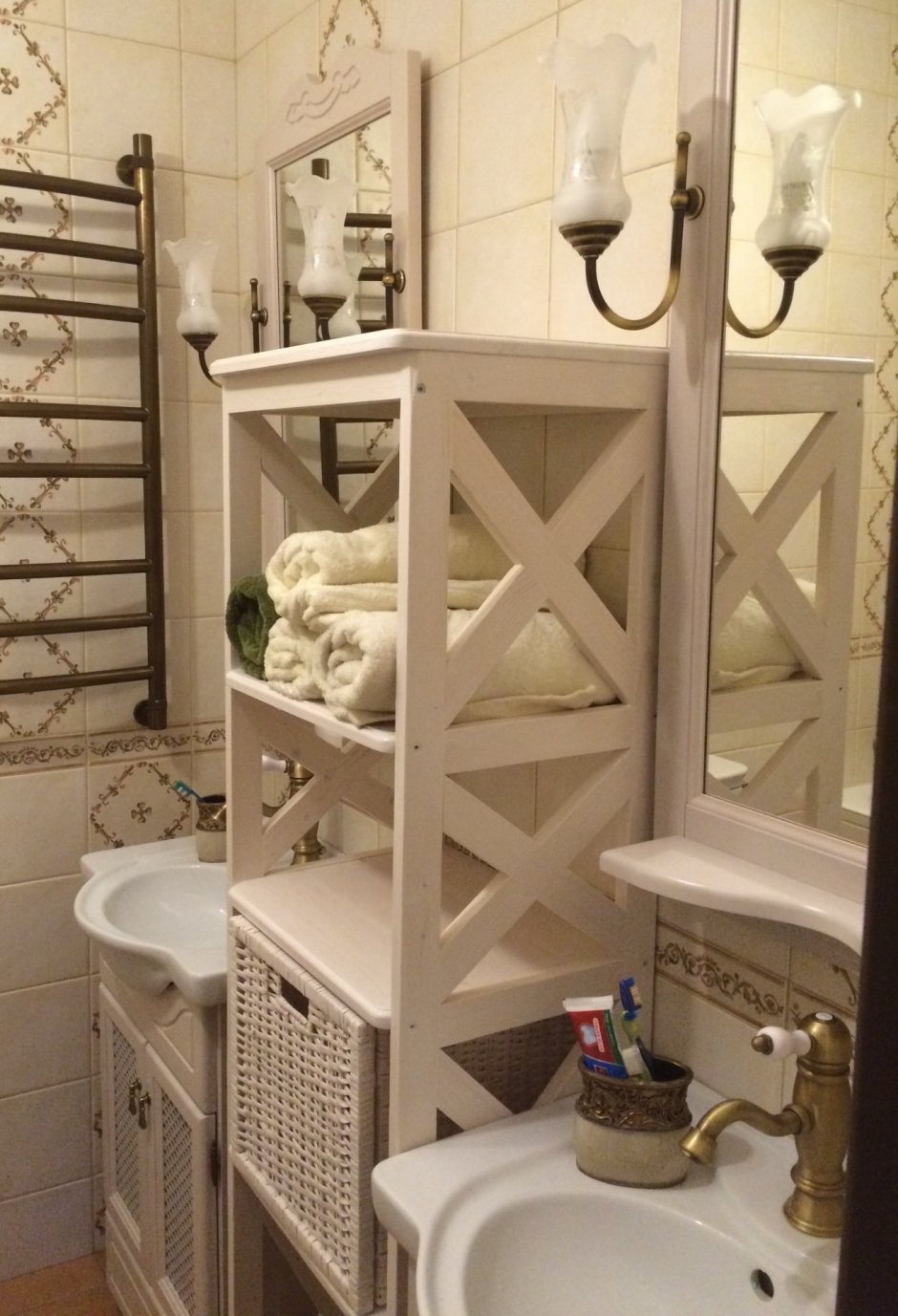 Зеркало с полкой для ванной из дерева