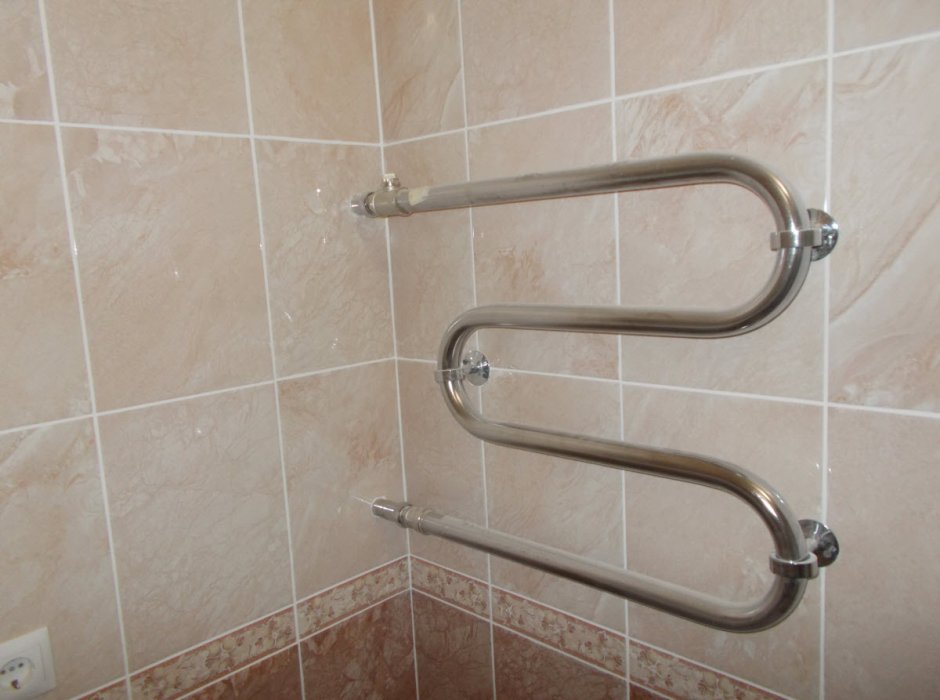 Полотенцесушитель сбоку от двери электрический у двери выпирает