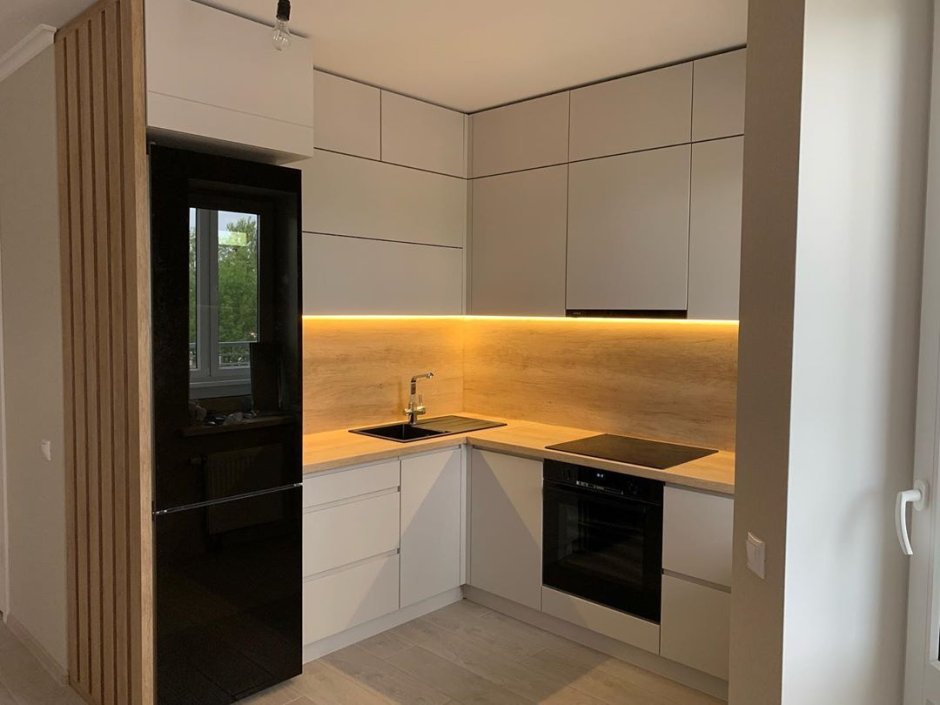 Кухня с антресолями до потолка