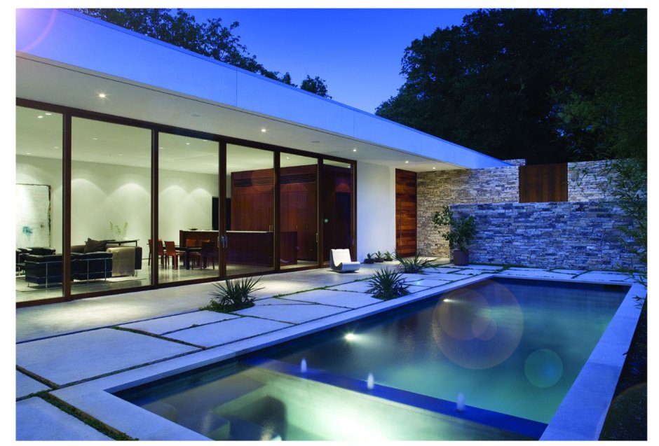 Дом со стеклянным стенами и бассейном