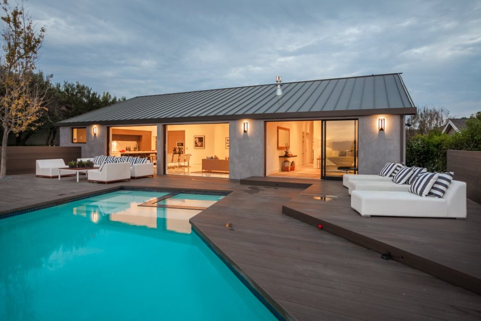 Однодноэтажный дом с бассейном