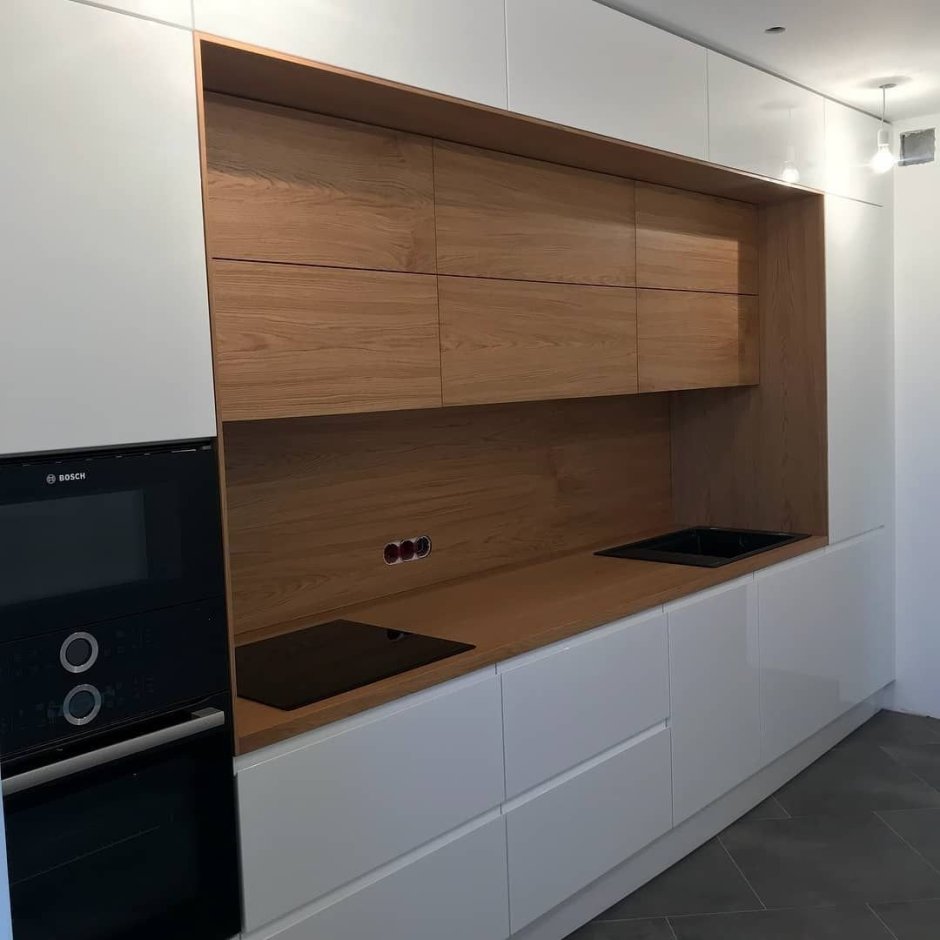 Кухня с антресолями до потолка