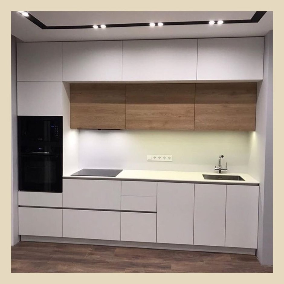 Угловая кухня с высокими шкафами