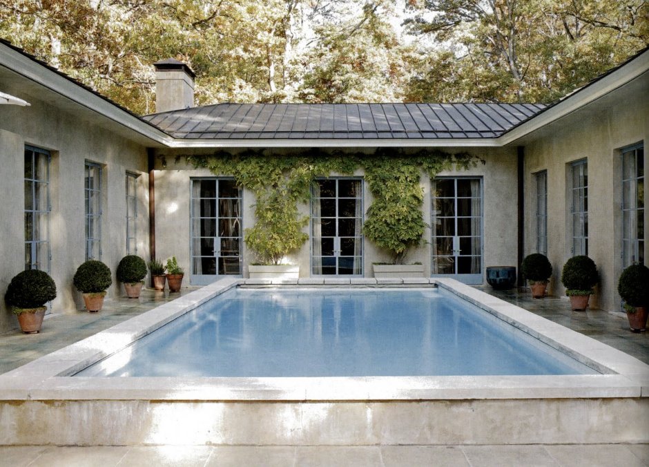 Одноэтажный дом с бассейном внутри