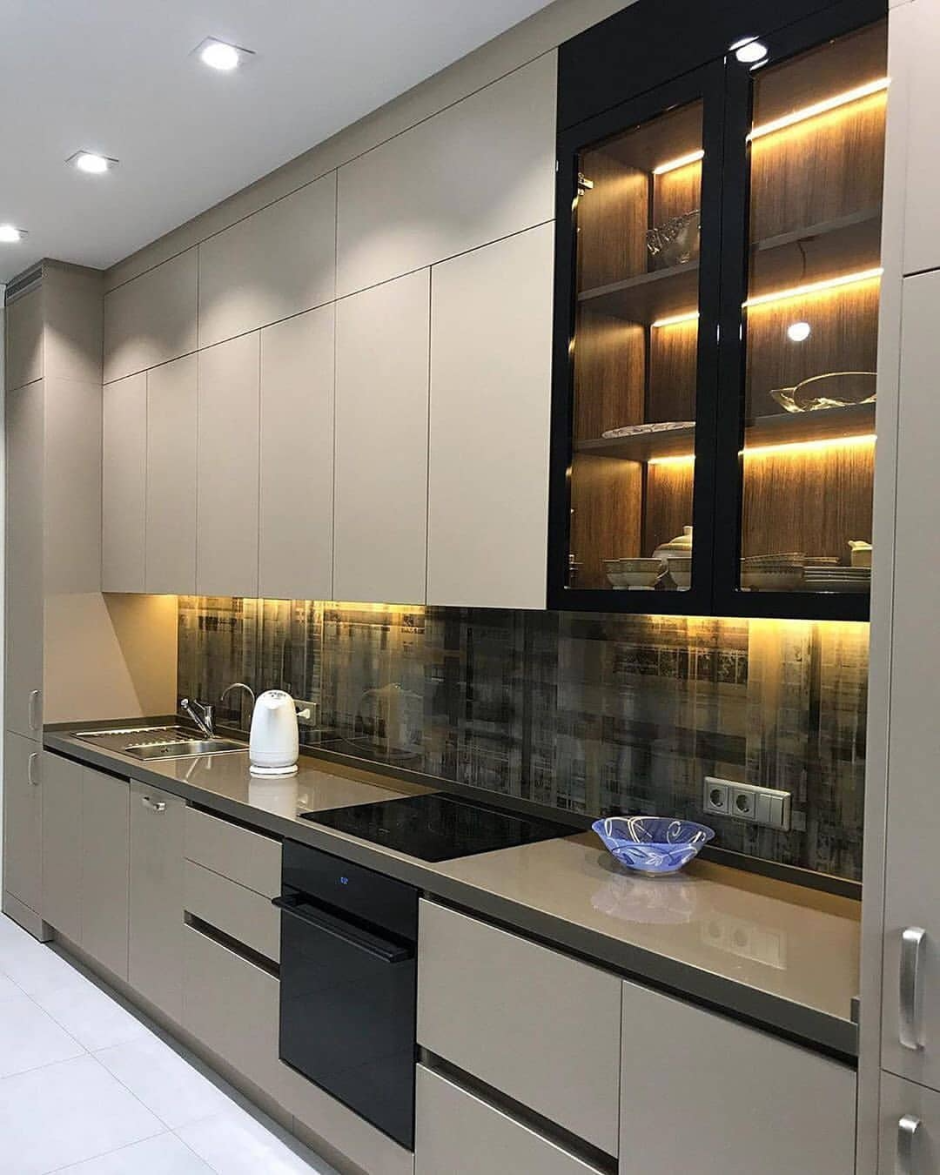 Кухня с антресолями под дерево