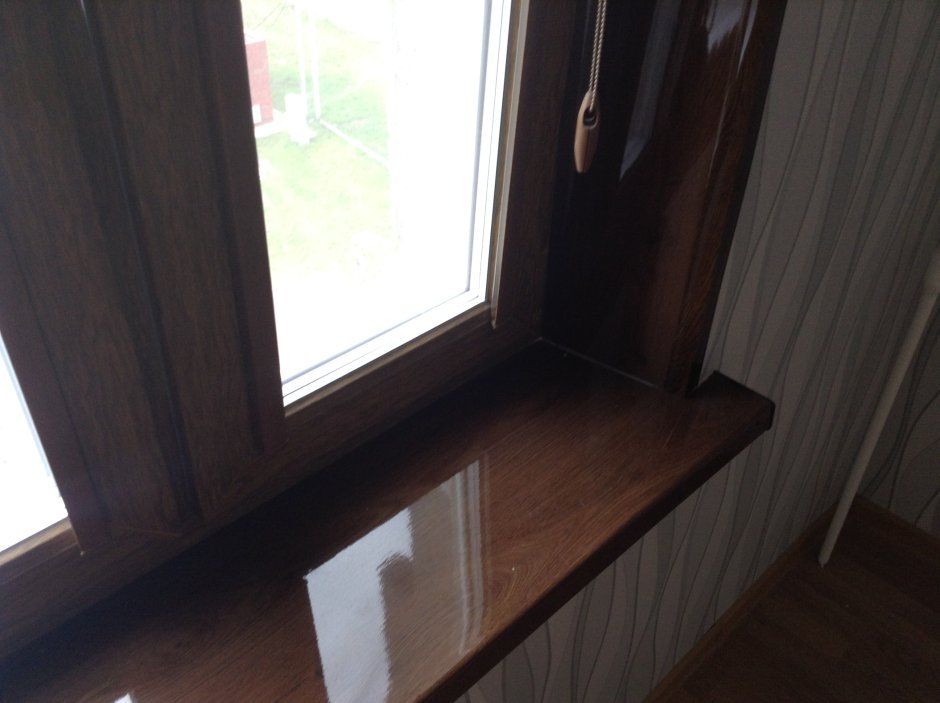 Коричневые откосы и подоконники