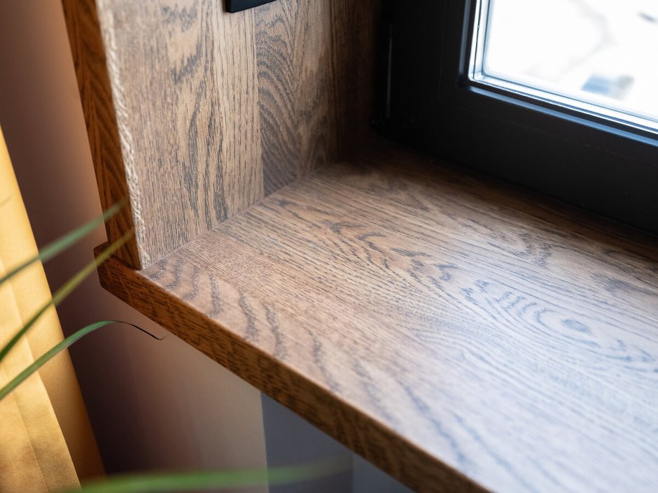 Деревянный подоконник и откосы