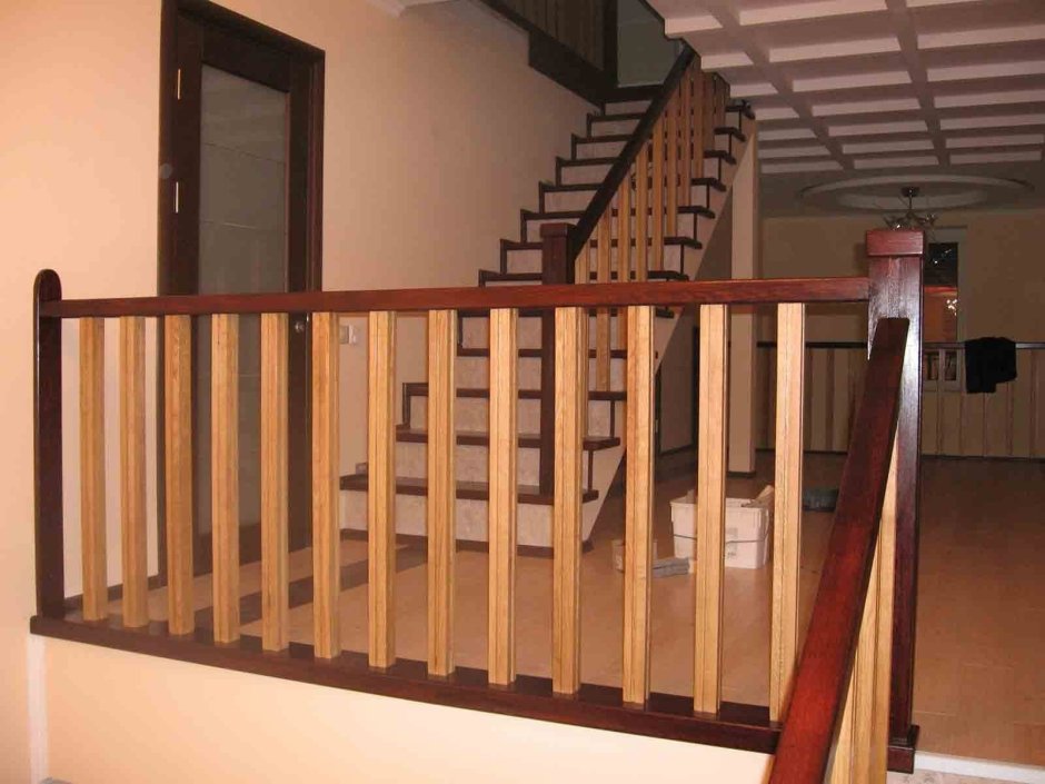 Перила на стене для лестницы