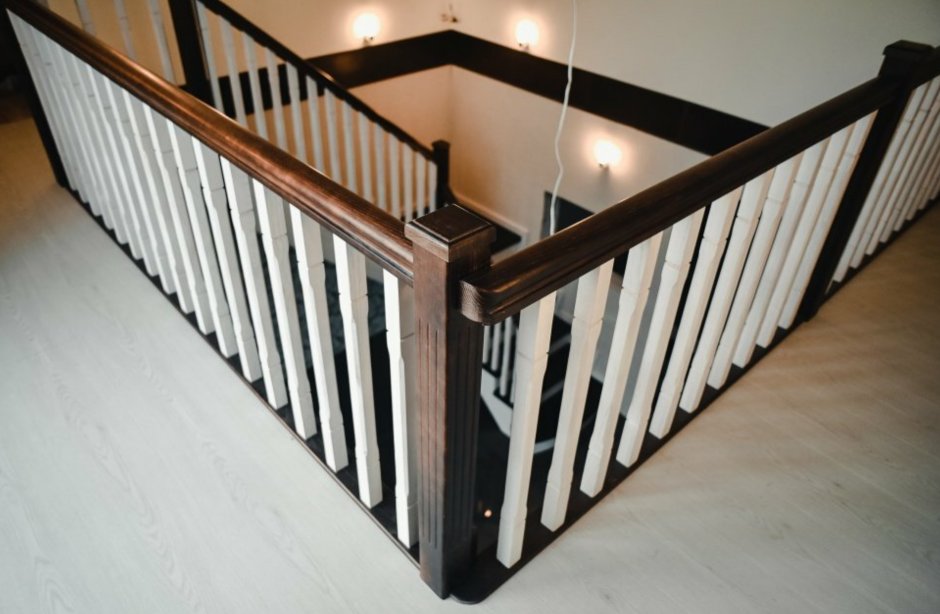 Крепление балясины к ступени крепеж