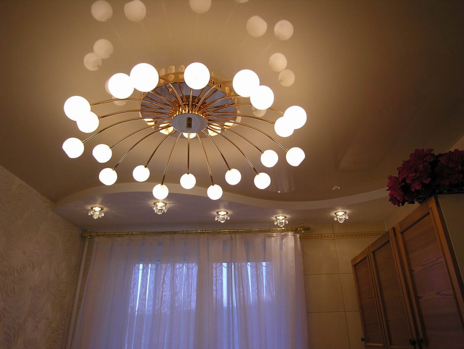 Натяжные потолки с люстрой и светильниками