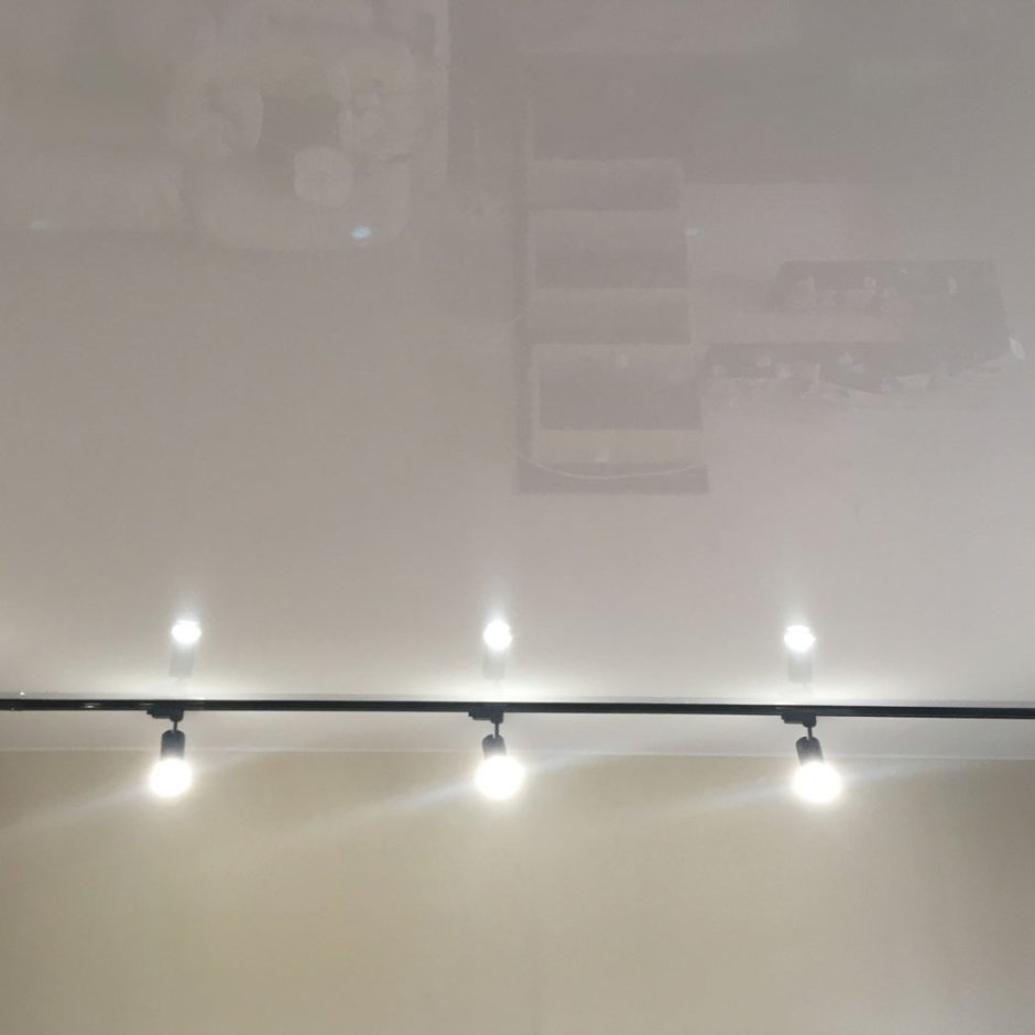 Потолок с лентами и трековыми светильниками