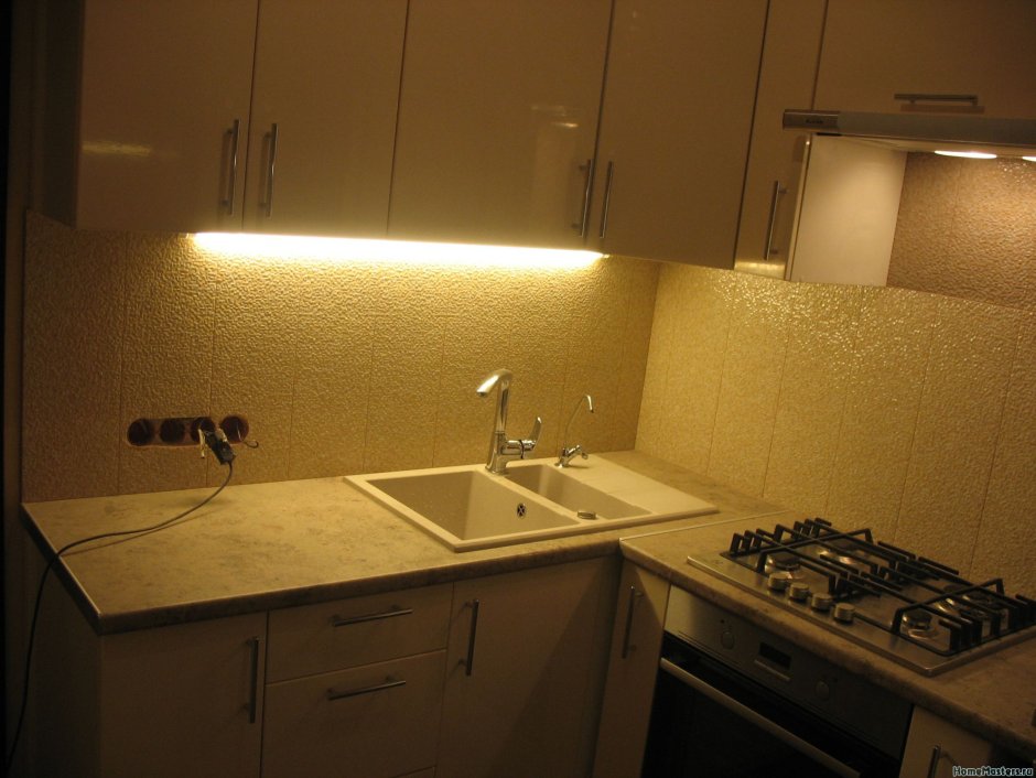 Кухня в хрущевке с подсветкой