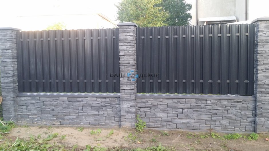 Забор серый графит кирпичные столбы