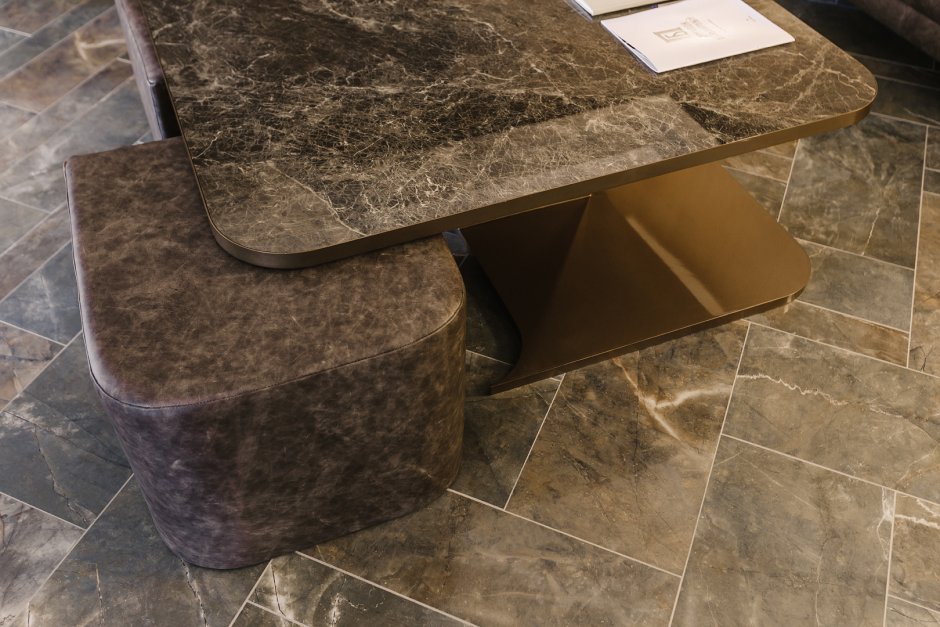 Журнальный столик из керамогранита и металла